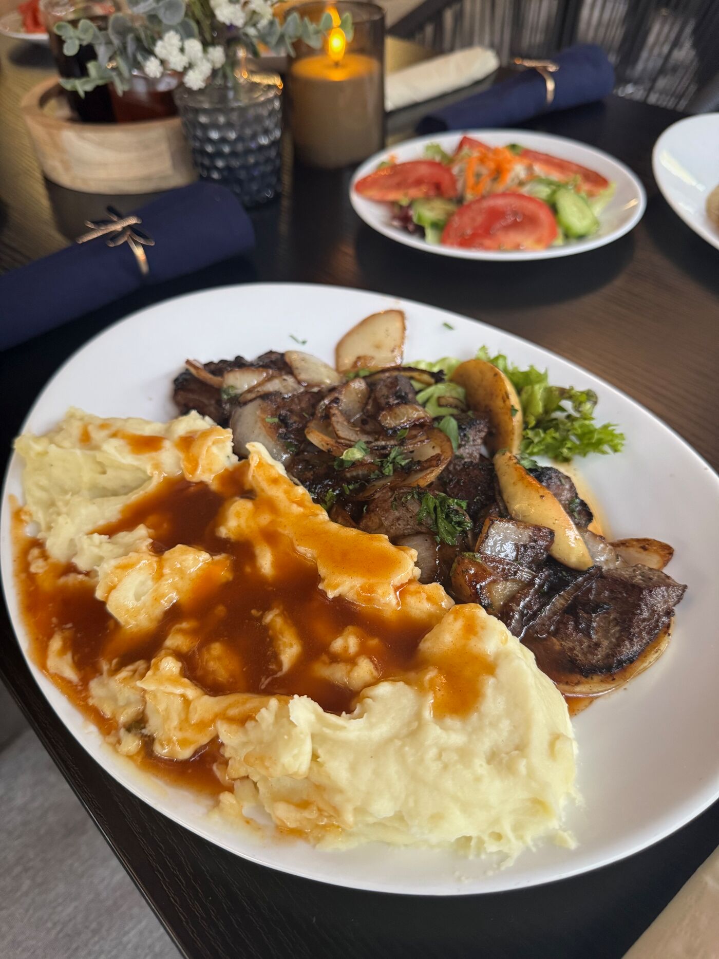 Gemütlicher Biergarten im Außenbereich